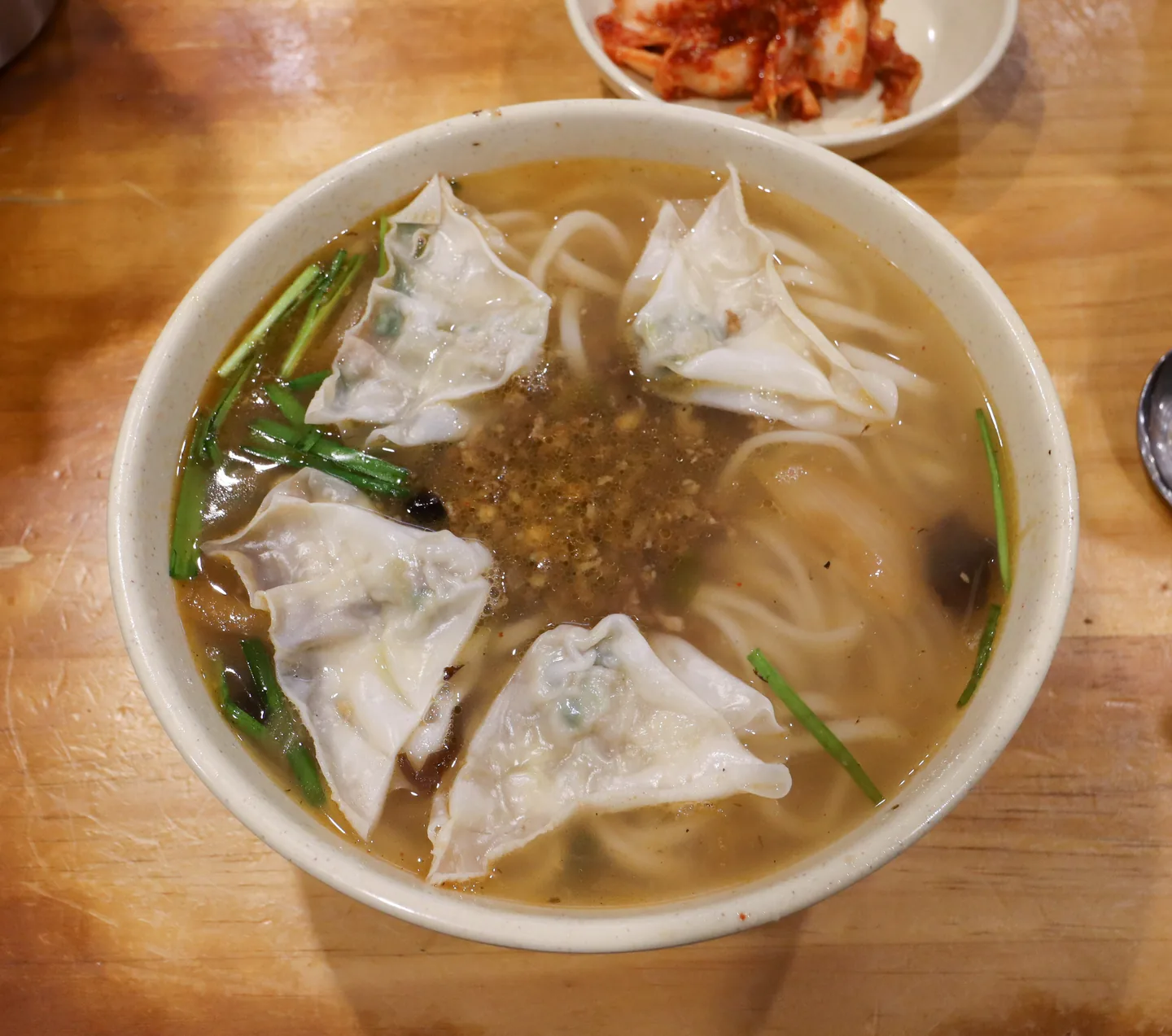 만두와 부추를 올린 명동교자 칼국수 자료 사진