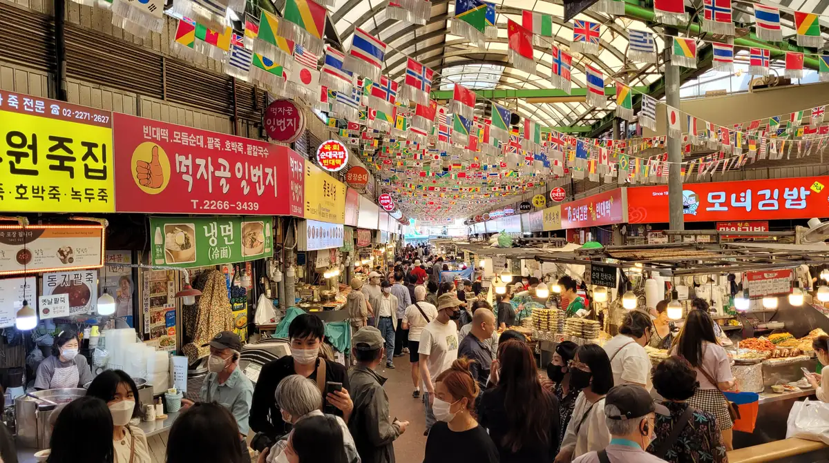 음식점과 사람들로 가득한 서울 광장시장 내부